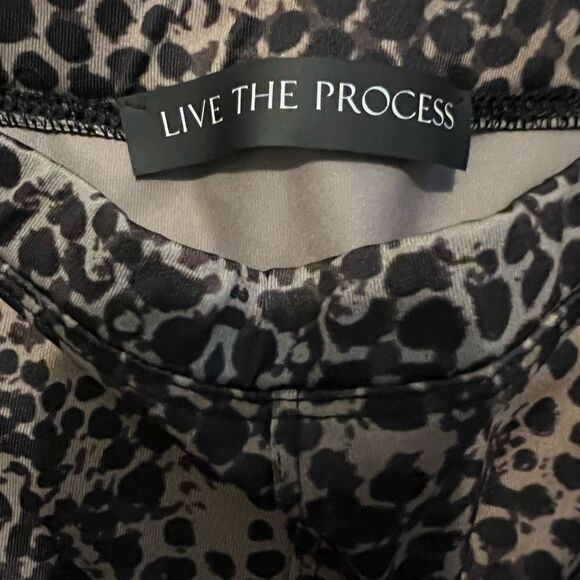 Live The Process Leopard Cropped Leggings Size Medium - Picture 4 of 5